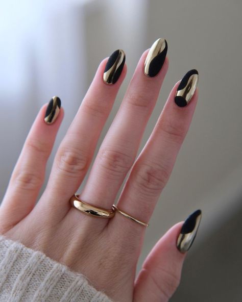 These nails look ✨expensive✨ Created using @the_gelbottle_inc Blonde Chrome Pigment, Jet Black & Studio Acrylic Powder Inspired by… | Instagram Classy Black Nails, Metallic Nails Design, White Chrome Nails, Black Gold Nails, Pink Chrome Nails, Nail Art Photos, Chrome Nail Art, Gold Nail Polish, Chrome Nails Designs