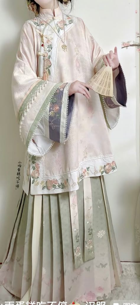 Chinese Ming Dynasty Clothing, Chinese Hanfu Drawing, Qing Dynasty Hanfu, Chinese Cultural Clothing, Ming Dynasty Clothing For Women, Chinese Cultural Dress, Hanfu Reference, Chinese Fashion Traditional, China Traditional Clothes