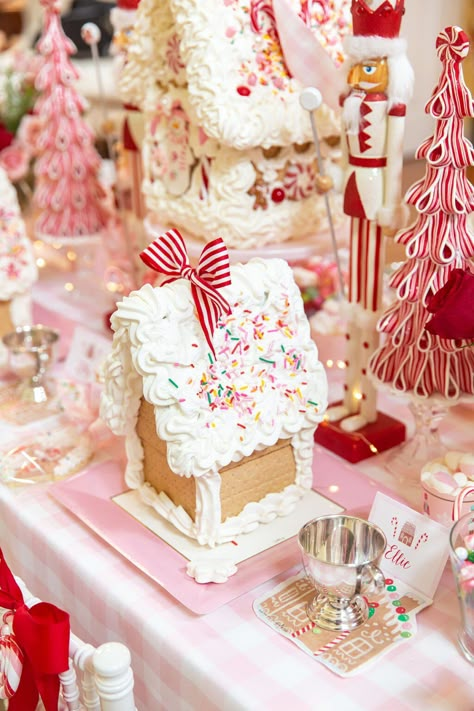 Graham Cracker Gingerbread Houses Grahm Cracker Gingerbread House, Gingerbread Themed Tablescape, Barbie Gingerbread House Ideas, Pink Gingerbread Party, Gingerbread Hot Cocoa Bar, Pink Gingerbread House Ideas, Girly Gingerbread House, Gingerbread House Party For Kids, Gingerbread Man Party