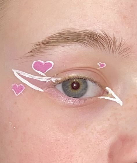 Heart Eyeliner, Eyeliner Style, Eyeliner Graphic, Heart Makeup, Pink Eyeliner, Pink Eye Makeup, Valentines Day Makeup, Graphic Eyeliner, Eyeliner Styles