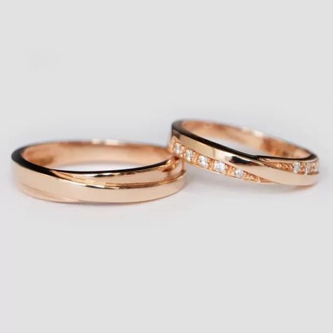 Classic Wedding Rings Couple, Mobius Wedding Ring, Twisted Wedding Band Set, Couple Rings Design Unique, Flat Wedding Rings, Wedding Bands Couples, Unique Wedding Ring Sets, Wedding Bands For Couples, Wedding Band Couple