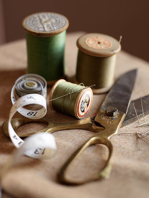 Sewing Aesthetic, Sewing Photography, Spools Of Thread, Vintage Sewing Notions, Sewing Bee, Trendy Sewing, Vintage Sewing Machines, Couture Vintage, Sewing Rooms