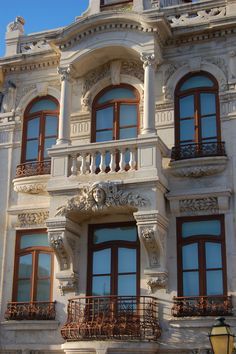 Art Noveau Houses Exterior, Art Noveau Houses, Portugal Architecture, Houses Exterior, Nouveau Architecture, Classic Villa, Neoclassical Architecture, Casas Coloniales, Art Nouveau Architecture