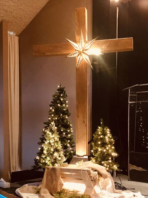 Church Winter Decorations, Cross Christmas Decorations, Christian Christmas Outdoor Decorations, Churches Decorated For Christmas, Christmas Church Stage Design Ideas, Decorate Church For Christmas, Christmas Cantata Ideas, Church Stage Christmas Decorations, Simple Church Christmas Decor