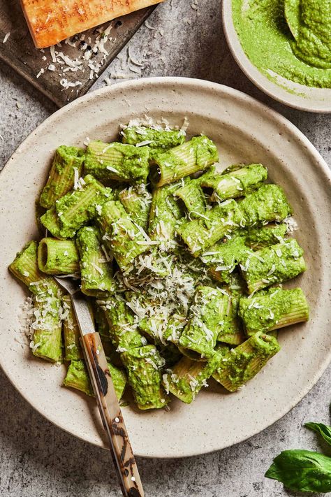 10-Minute Broccoli Pesto - Kalejunkie Broccoli Pasta Sauce, Broccoli Benefits, Creamy Pesto Sauce, Pasta Chips, Kale Pasta, Broccoli Pesto, Green Pesto, Vegan Pesto, Creamy Pesto