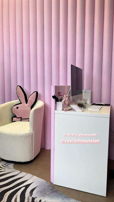 Nail Room Decor Ideas Luxury, Lash Suite Ideas Pink, Pink And Black Lash Room, Nail Tech Room Ideas Luxury, Lash Tech Aesthetic Room, Pink Salon Ideas, Pink Lash Room, Pink Salon Decor, Pink Salon Aesthetic