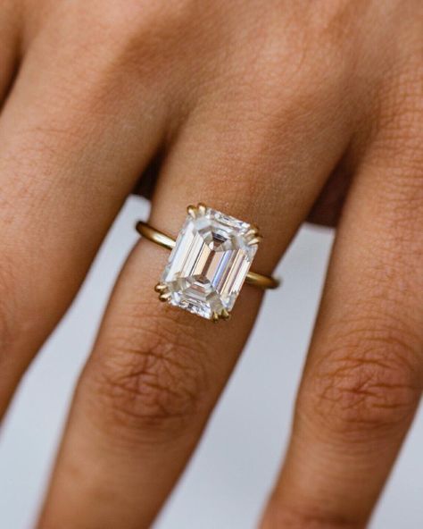 9x7 MM Emerald Cut Colorless Moissanite Engagement Ring, Double Claw Prong Ring, Dainty Ring, 9K 10K 14K 18K Solid Gold Wedding Anniversary Ring, Bridal Ring, Moissanite Wedding Ring Set, Moissanite Jewelry, Engagement Ring, Wedding Collection, Anniversary Gift, Classic Solitaire Ring 💍 𝗠𝗲𝘁𝗮𝗹 💍 Color: Yellow Gold, Rose Gold, White Gold (As per Selection) Purity: 9KT, 10KT, 14KT, 18KT (As per Selection) Assurance: All jewelry will come with stamping 💎 𝐌𝐨𝐢𝐬𝐬𝐚𝐧𝐢𝐭𝐞 𝐃𝐞𝐭𝐚𝐢𝐥𝐬 💎 Color Grade: D (Colorless) Clarity Grade: VVS1 Cut Grade: Excellent Polish: Excellent Symmetry: Excellent Fluorescence: Excellent Mohs scale hardness: 9.25 (Natural diamond has 10) Toughness: Excellent Diaphaneity: Transparent Specific gravity: 3.218-3.22 Refractive index: nω = 2.654 nε = 2.967 Bi Ring Basket, Emerald Cut Moissanite Engagement Ring, Classic Solitaire Ring, Gold Wedding Anniversary, Moissanite Wedding Ring Set, Prong Engagement Rings, Emerald Cut Moissanite, Zierlicher Ring, Emerald Engagement Ring Cut