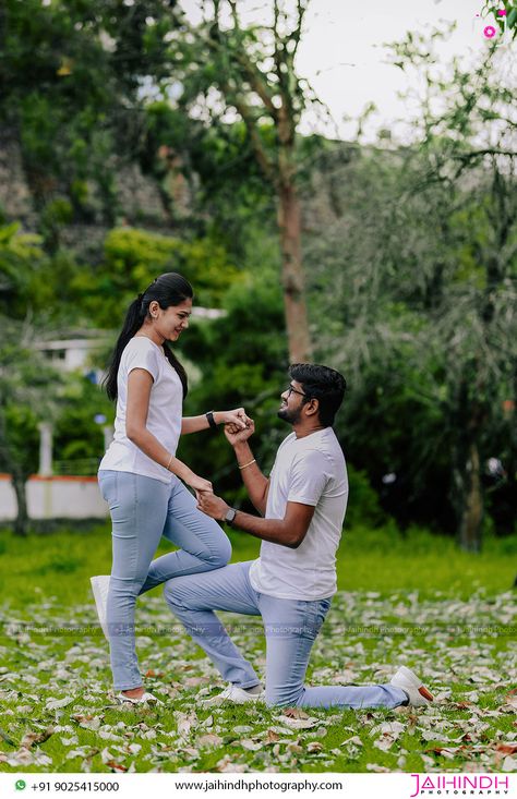 Pre Wedding Photo Shoot Ideas Couple, New Pre Wedding Photoshoot, Priweding Photos Indian, Outdoor Poses For Couples, Preeweding Shoot Outdoor, Couple Pre Wedding Photo Poses, Pre Wedding Photoshoot Outdoor Romantic, Pre Shoot Ideas, Pre Wedding Shoot Ideas Indian