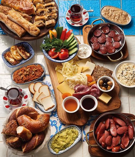 Turkish Breakfast Platter, Turkish Brunch Ideas, Eid Breakfast Table Settings, Turkish Food Photography, Eid Breakfast Ideas, Turkish Breakfast Aesthetic, Turkish Food Aethstetic, Turkish Breakfast Traditional, Turkish Breakfast Recipes