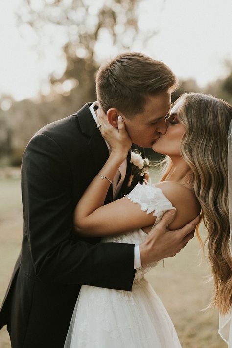 Wedding Shot List, Wedding Portrait Poses, Bride Groom Photos, Golf Course Wedding, Wedding Picture Poses, Wedding Photography Styles, Bride And Groom Pictures, New Smyrna Beach, Wedding Couple Poses