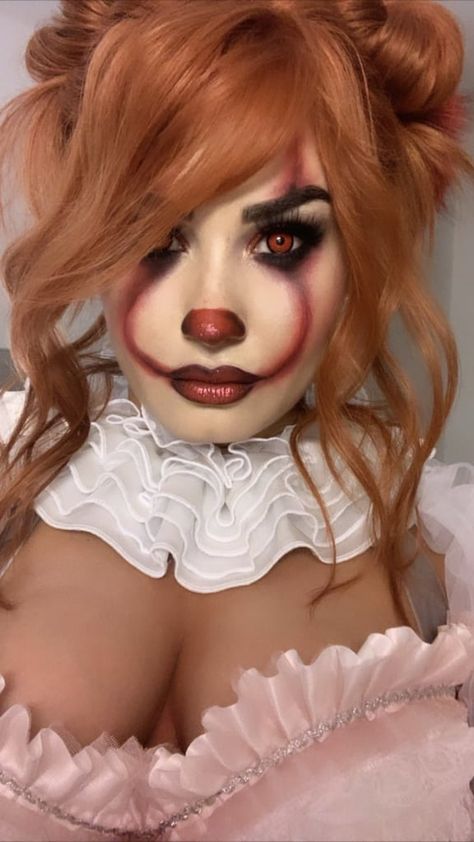 Demi Lovato as Pennywise Pennywise Costume For Kids, Demi Lovato Dress, Pennywise Halloween Costume, Halloween Makeup Clown, Party City Costumes, Best Celebrity Halloween Costumes, Pennywise The Clown, Celebrity Halloween Costumes, Halloween Makeup Scary