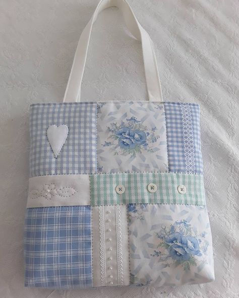 Crafts Using Old Clothes, Quilted Tote Bags Patterns, Patch Tote Bag, Quilt Bags, Quilted Bag Patterns, Desain Tote Bag, Patchwork Tote Bags, Bags Patterns, Diy Bag Designs