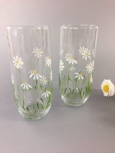 Glass Art Design Ideas, Daisy Glass Painting, Drinking Glass Painting Ideas, Tumbler Painting Ideas, Painting Ideas On Glass Jars, Painted Glass Tumblers, Hand Painted Glassware Diy, Painting On Glasses, Painted Glass Ideas