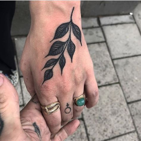 Simple black branch with leaves tattooed on the left hand Nikko Hurtado, Simple Hand Tattoos, Tattoo Hip, Serpent Tattoo, Leaf Tattoo, Henna Tattoo Hand, Tattoo Old School, Plant Tattoo, Hand Tattoos For Women