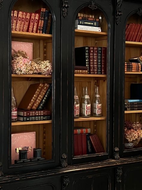 Dark Academia Pink Aesthetic, Light Pink Academia Aesthetic, Pink Brown Room, Floral Academia Aesthetic, Pink Dark Academia, Colorful Academia Aesthetic, Dark Academia Aesthetic Girls, Academia Aesthetic Girl, Aesthetic Bookcase