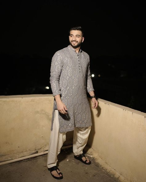 Diwali Kurta For Men Indian, Ranbir Kapoor Kurta Pajama, Dandiya Night Outfits Men, Haldi Look For Men, Kurta For Diwali Men, Diwali Men Outfit, Traditional Mens Wear Indian, Diwali Kurta For Men, Shaadi Outfits For Men