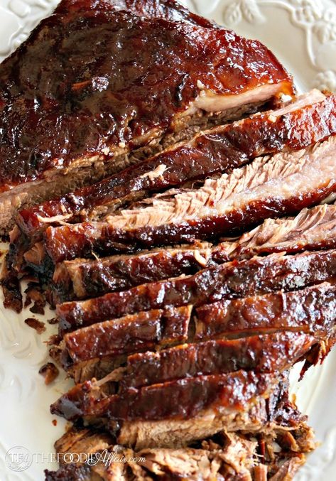 Tender oven cooked barbecue brisket is marinated overnight and baked for 5-6 hours for melt in your mouth tender meat! Oven Cooked Brisket, Barbecue Brisket, Brisket Oven, Juicy Turkey, Beef Brisket Recipes, Bbq Brisket, Diner Recept, Brisket Recipes, Oven Cooking