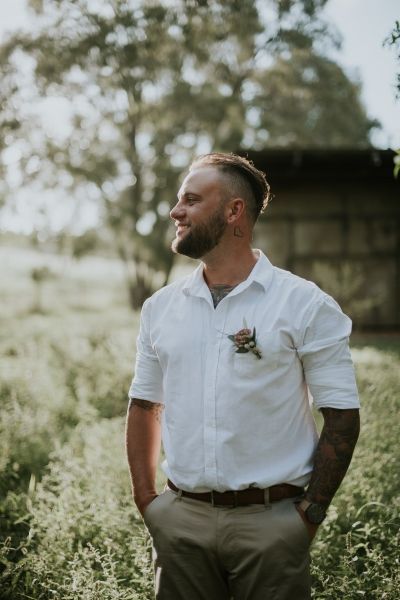 Casual Best Man Outfit Wedding, Simple Men Wedding Outfit, Simple Wedding Attire For Groom, Chill Groom Outfit, Boho Elopement Mens Attire, Casual Groom Attire Winter, Relaxed Wedding Groom Attire, Simple Mens Wedding Attire, Linen Shirt Groom