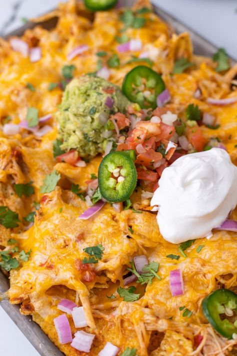 Are you looking for a delicious and easy appetizer or dinner idea? Look no further than these Slow Cooker Chicken Nachos! Chicken Nachos Crockpot, Refried Beans Slow Cooker, Crockpot Chicken Nachos, Homemade Beefaroni, Crockpot Foods, Fresh Meals, Family Fresh Meals, Chicken Nachos, Christmas Brunch