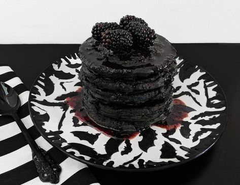 🕸️𝕶𝖆𝖙𝖎𝖊-𝕵𝖆𝖞𝖓𝖊🕸️ on Instagram: “Blackberry maple goth pancakes, spooky sweetness overload! Are you more of a sweet or savoury person? I'm a sucker for anything sweet,…” Cottage Gore, Fairytale Food, Goth House, Spooky Food, Apartment Goals, Cocktail Desserts, In Hospital, Food Recepie, Bakery Cafe