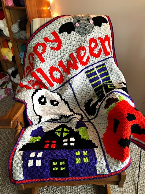 10 Free Halloween Crochet Graphghan Patterns - Psychedelic Doilies C2c Halloween Blanket, C2c Blanket Pattern, Free Halloween Crochet, Graphghan Patterns, Crochet Graphgan, Disney Crochet, C2c Blanket, Christmas Crochet Blanket, Disney Crochet Patterns