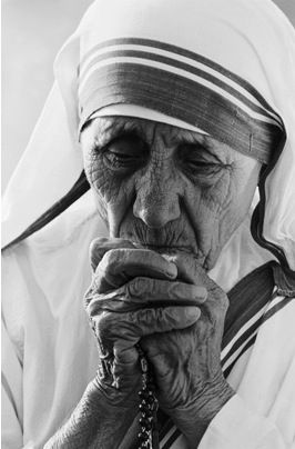 Mother Theresa (Dranafile Bojaxhiu) ~~~~ HER work through the Sisters of Charity will live on.  You are now seeing the face of God, Blessed Mother Theresa Mother Teresa Humility List, Women Rights, Tilda Swinton, Mother Teresa, Old Woman, People Of The World, 인물 사진, Famous Faces, Inspirational People