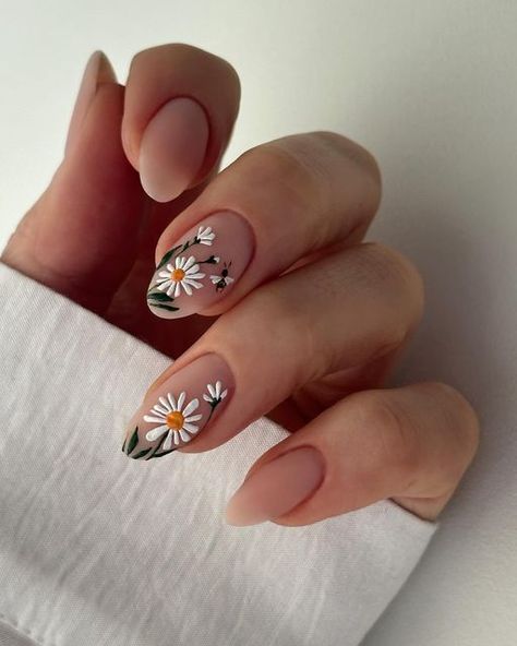 Kutek Disney, Daisy Nails, Smink Inspiration, Summery Nails, Casual Nails, Almond Nails Designs, Makijaż Smokey Eye, Nails Spring, Nagel Inspo