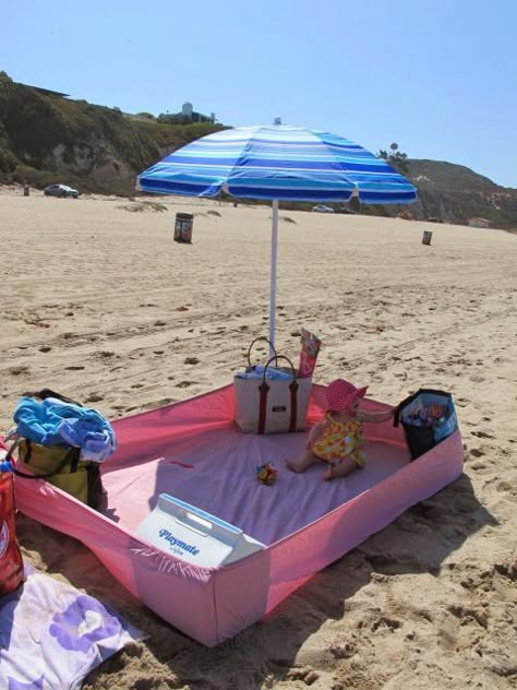 How smart is this?! Prop a fitted sheet up with beach bags and coolers to keep pesky sand away, and to create a clean zone for eating. Old Sheets, Beach Hacks, Beach Baby, Good Parenting, Household Hacks, Outdoor Fun, The Sand, Beach Trip, Beach Life