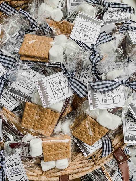 DIY S'mores Stations Individual Smore Packages, S’more Packaging, S’mores Kits Diy, S’mores Packages, S’mores To Go, S’more Kits Diy, S’more Kit Ideas, S’mores For Wedding, Smores Packaging Ideas