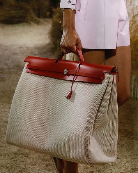 Carry-on #hermes #herbag #hermesherbag #chic #classic #luxury #streetfashion #streetstyle #hermesresort2019 #vogue Red Bag, Handbag Heaven, Hermes Handbags, Big Bags, Hermes Bags, Bagpack, Hermes Birkin, Travel Size, Beautiful Bags