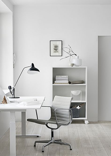 Minimal Workspace, Minimalist Dekor, Interior Kantor, All White Room, Minimalist Home Office, Minimalist Desk, Home Office Inspiration, Setup Ideas, Workspace Inspiration