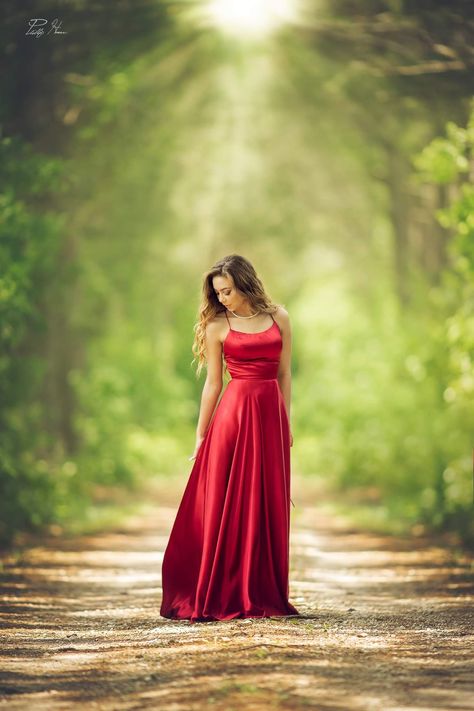 Gown Photoshoot Poses Outdoor, Female Outdoor Poses, Poses With A Long Dress, Photoshoot Gown Ideas, Outdoor Model Shoot Poses, Poses For Photoshoot In Dress, Poses On Dress, Poses In Gowns, Female Prom Poses