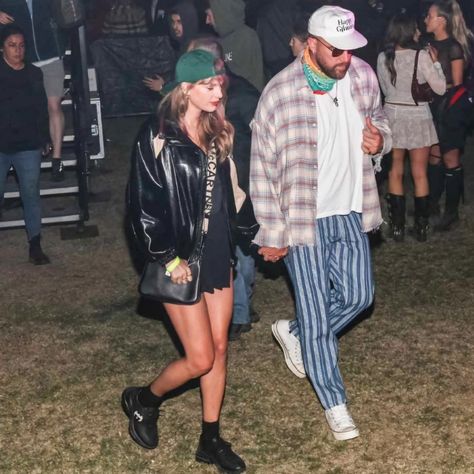 Coachella Skirt, Taylor Swift Black, Coachella Vibes, Taylor Swif, Taylor Swift New, Coachella Fashion, Travis Kelce, Black Skirt, Mom And Dad