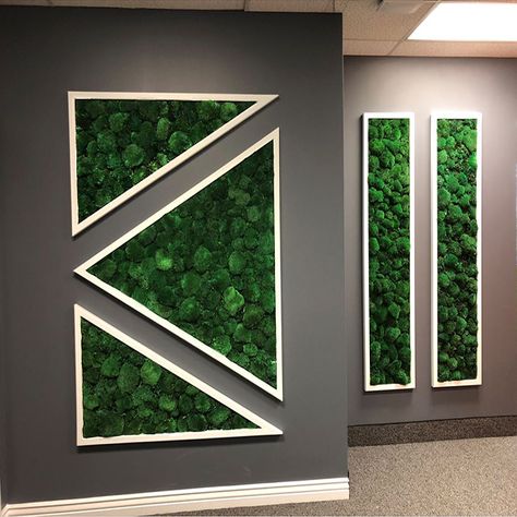 Green Wall Design Interior Home, Decorative Office Wall, Long Wall Design, Wall Design For Office, Green Wall Decor Ideas, Green Wall Design Interior, Grass Wall Decoration Ideas, Long Wall Decorating Ideas, Plant Wall Design