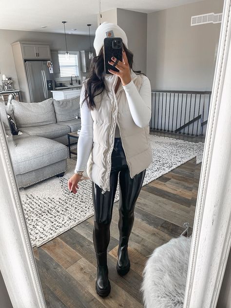 Cream Puffer Vest Outfit, Oversized Puffer Vest Outfit, Womens Beanies Outfits, Patent Leather Leggings Outfit, Cream Vest Outfit, Cream Puffer Vest, Oversized Puffer Vest, Puffer Vest Outfit, Trendy Mom Outfits