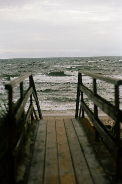 Stormy Sea, Belle Photo, Beach Life, Happy Places, The Great Outdoors, The Ocean, Lighthouse, Beautiful Places, Indoor Outdoor