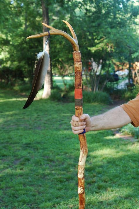 Shaman Staff, Druid Costume, Larp Diy, Animal Skull Decor, Staff Magic, Deer Skull Art, Unique Walking Sticks, Spirit Sticks, Wizard Staff