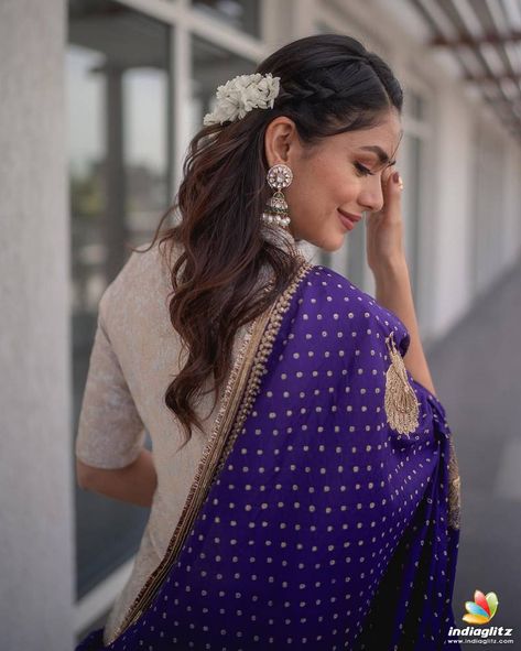 Hair Style On Saree, Mrunal Thakur, Saree Wearing Styles, Bridal Hairdo, Ethnic Hairstyles, Hairstyles For Layered Hair, Traditional Indian Outfits, Glamorous Makeup, Natural Glam