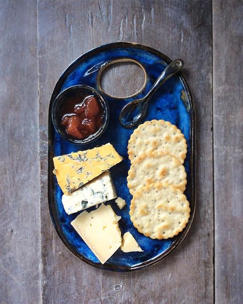 Ceramic Cheese Platters, Pottery Ideas Handbuilt Serving Trays, Cheese Board Ceramic, Handbuilt Pottery Ideas, Ceramic Charcuterie Board, Clay Platter, Ceramic Cheese Board, Ceramica Ideas, Handbuilt Pottery