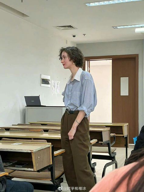 A professor in psychology in Hangzhou Uni is going viral because prof looks like she stepped out of every 80s-90s aesthetic Pinterest page English Professor Outfit, Journalist Clothes, English Teacher Outfit, Professor Style, Professor Aesthetic, Eighties Style, English Professor, Teacher Aesthetic, Academia Outfits