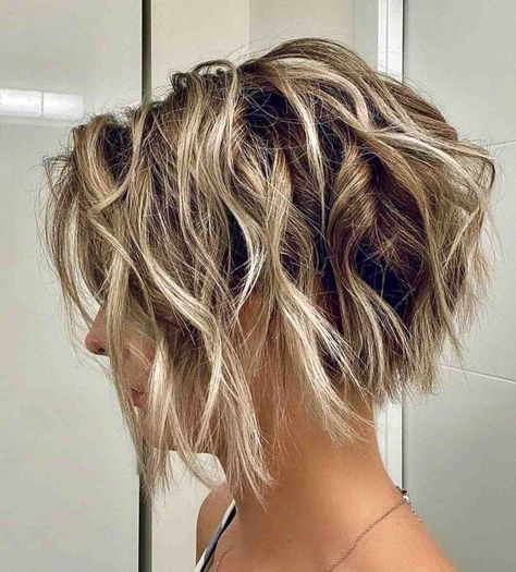 13 Gorgeous Chin-Length Hair Ideas to Inspire You 30 Hair Color, Choppy Cut, Haircuts Women, Short Choppy Haircuts, Choppy Haircuts, Shaggy Short Hair, Chin Length Bob, Chin Length Hair, Choppy Hair