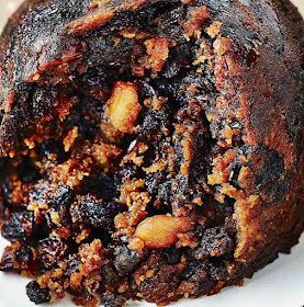 easy plum pudding recipe picture Homemade Pastry Recipes, Easy Plum Pudding, English Christmas Pudding, Plum Pudding Recipe, Quick Puddings, Easy Pudding Recipes, Christmas Pudding Recipes, Xmas Pudding, Homemade Pastry