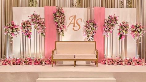 Simple Engagement Stage Decor, Stage Decorations For Reception, Stage Decoration Ideas For Wedding, Engagement Stage Design, Simple Mandapam Decoration Marriage, Simple Stage Design Event, Wedding Reception Stage Decorations Backdrops Outdoor, Engagement Decoration Simple, Stage Decorations For Engagement