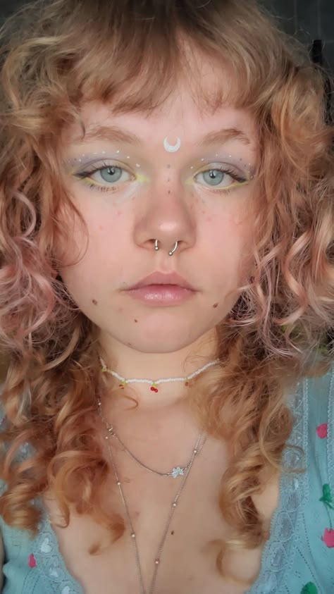 Hippy Makeup Looks 60s, Simple Boho Makeup, Hippies Make Up, Ten Faire Makeup, Makeup Ideas Indie, Earthy Girl Makeup, Ren Fair Makeup Ideas, Indie Makeup Aesthetic, Boho Makeup Ideas