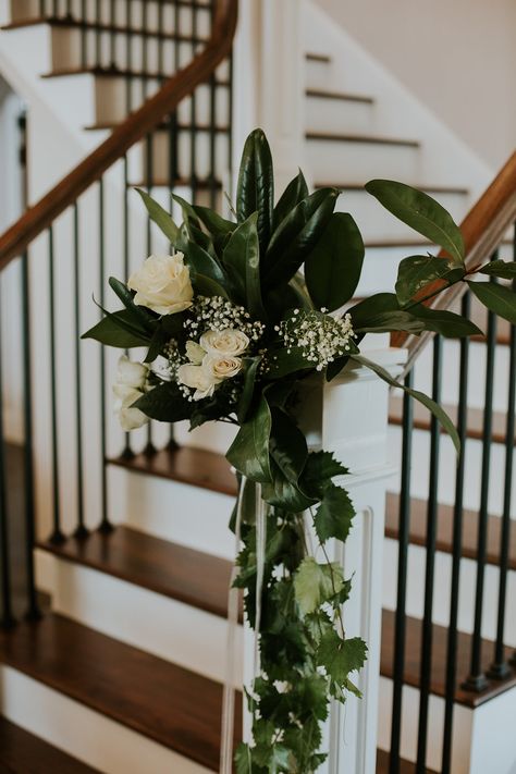 Brides Home Decoration Wedding, Brides Home Decoration, Stair Railing Decorating Ideas Wedding, Diy Wedding Stairs Decor, Doorway Wedding Decor, Brides House Decoration, Bride Home Decoration Wedding, Staircase Floral Arrangement, Wedding Bannister Decorations