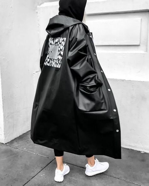 #ProenzaSchouler #pswl #Nike #simonmiller #ootd #figtny Fashionable Raincoat, Tech Ninja, Raincoat Fashion, Ropa Hip Hop, Long Rain Coat, All Black Fashion, Monochrome Fashion, Raincoats For Women, Cute Jackets