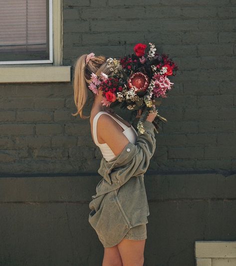 Senior Flowers Bouquets, Bouquet Of Flowers Pose Ideas, Flower Bouquet Pictures Instagram, Poses With Flowers Bouquets, Bouquet Photoshoot Ideas, Photos Bouquet, Floral Photo Shoots, Kylie Katich, Outdoor Portrait Photography