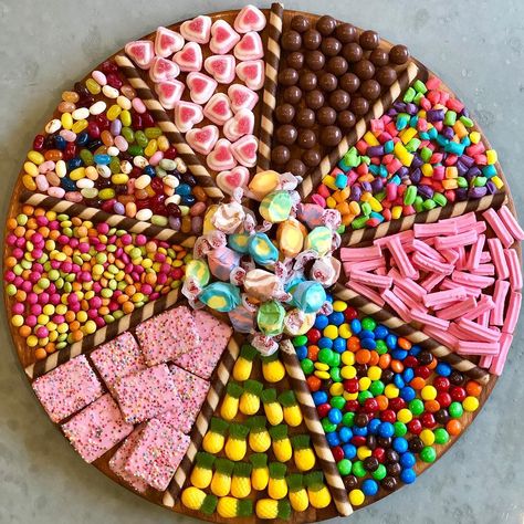 Candy Board, Bebidas Do Starbucks, Dessert Platter, Charcuterie Inspiration, Charcuterie Platter, Sleepover Food, Snack Board, Junk Food Snacks, Party Food Platters