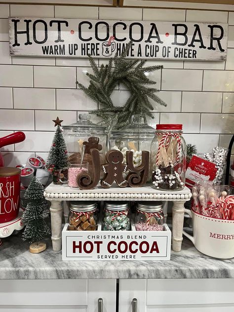 Hot Chocolate Bar For Home, Hot Chocolate Station Ideas Countertop, Cocoa Bar Station Christmas, Christmas Hot Chocolate Station Ideas, Coco Bar Ideas, Christmas Cocoa Bar Ideas, Hot Cocoa Bar Ideas Christmas, Cocoa Bar Station, Christmas Cocoa Bar