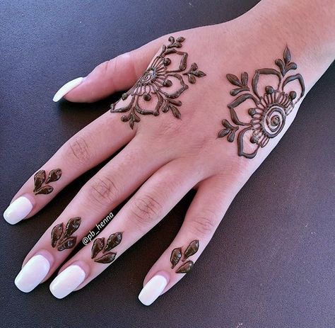 Eid Henna Designs Simple Palm, Mendhi Designs For Small Hands, Simple Small Mehndi Designs, Small Mehndi Designs Palm, Elegant Henna Designs Simple, Small Mehendi Designs Modern, Small Mehndi Design, Simple Palm Henna, Hairstyles Mehndi